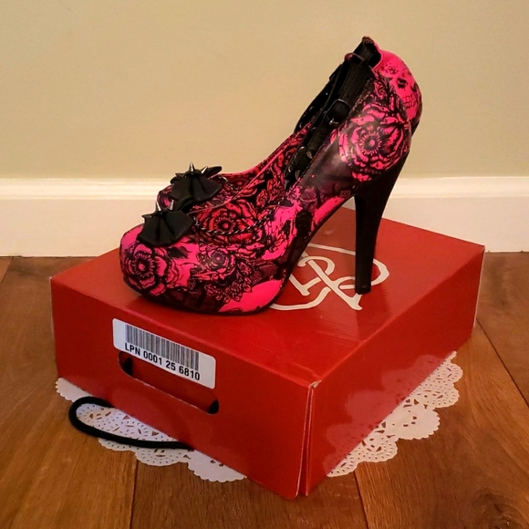 JustFab Size 8 Hot Pink Skull & Roses Spike Heels - Picture 4 of 7